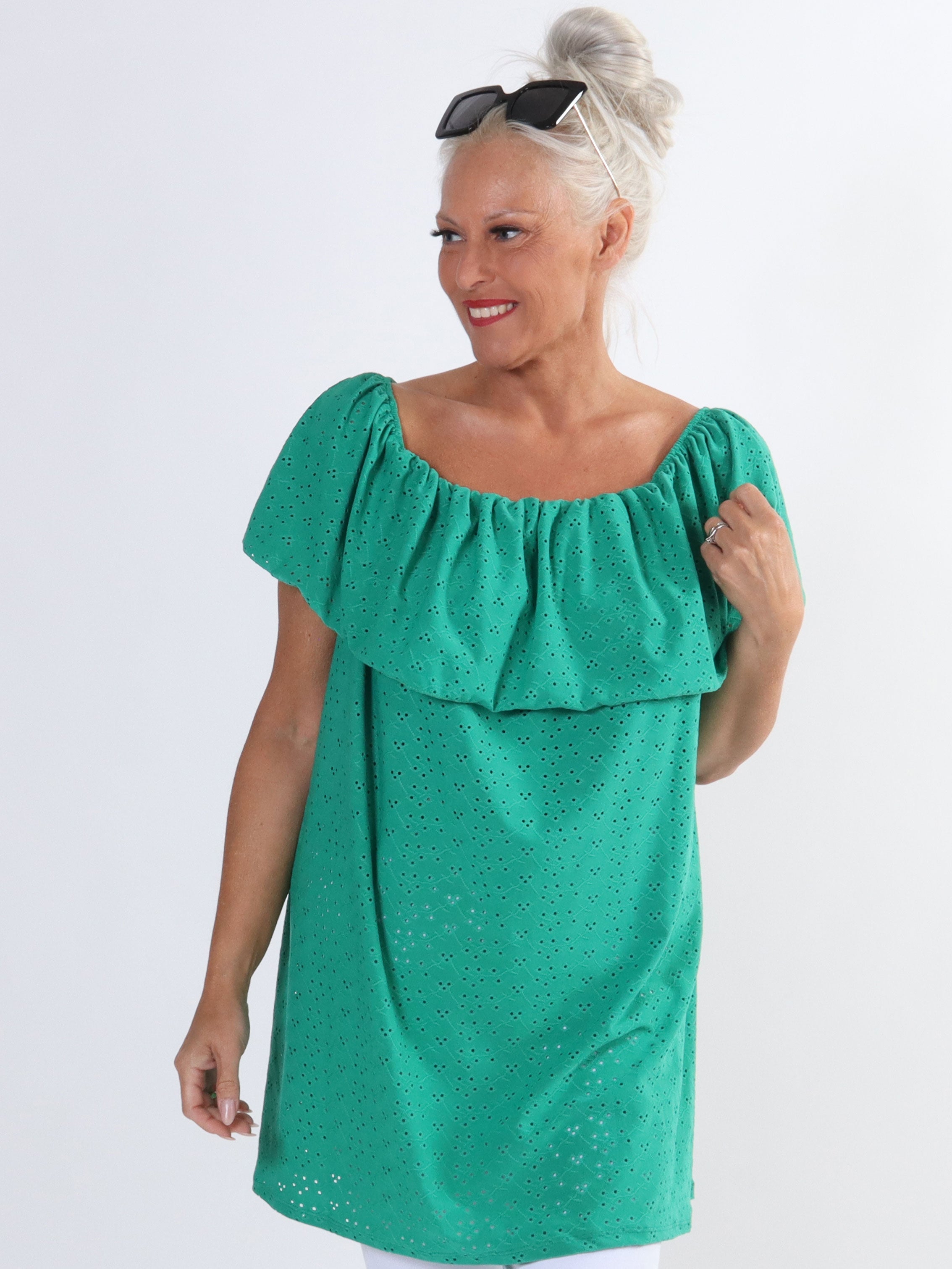 Sienna - Söt stretchig tunika i stora storlekar med broderi anglaise - Black